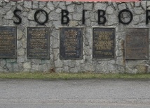 Tablice pamiątkowe w obozie Sobibór