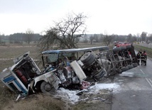 Zderzenie pasażerskiego busa z tirem