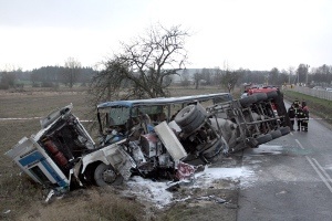 Zderzenie pasażerskiego busa z tirem