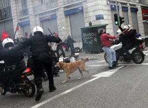 Policja starła się w Atenach z demonstrantami