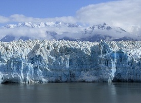 Gigantyczna góra lodowa rozpada się na kawałki
