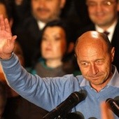 Basescu prowadzi w II turze