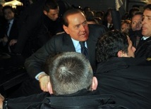 Berlusconi zraniony w twarz