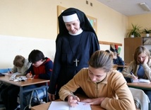 Francuzi chcą szkół katolickich
