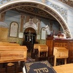 W synagodze