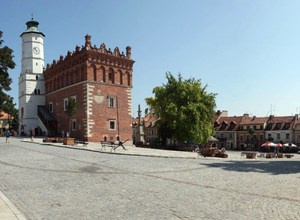 Serialowy o. Mateusz będzie podróżował