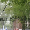 Tablica z napisem "Arbeit macht frei" 