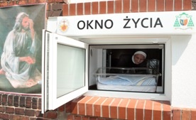 Okna życia utrudniają adopcję