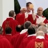 Benedykt XVI modli się za Jana Pawła II