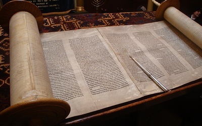 Rabini krytykują naukę o Biblii