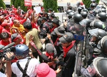 Manifestanci forsują kordon bezpieczeństwa