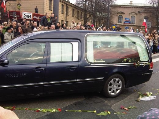 Ciało prezydenta przewożone jest do Pałacu Prezydenckiego