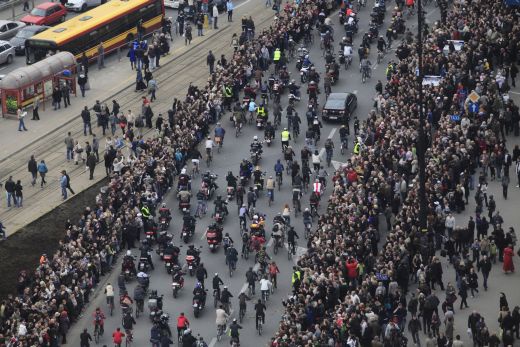 Rowerzyści jadący za konduktem z trumną z ciałem prezydenta Lecha Kaczyńskiego