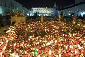 Warszawiacy przed Pałacem Prezydenckim