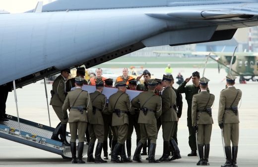 Żołnierze wyjmują trumnę z ciałem prezydenta Lecha Kaczyńskiego z samolotu.