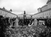 Polacy oddają hołd parze prezydenckiej 