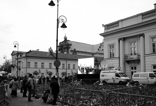 Przed Pałacem Prezydenckim