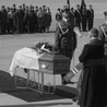  Nuncjusz papieski abp. Kowalczyk modli się nad trumną z ciałem ostatniego prezydenta RP na uchodźstwie, Ryszarda Kaczorowskiego