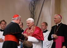 Benedykt XVI świętuje z kardynałami