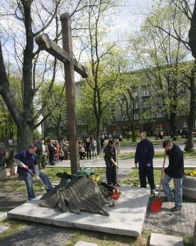 Inscenizacja walk w obronie krzyża nowohuckiego