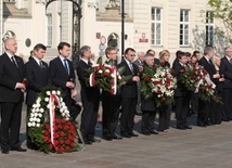 Wieńce przed Pałacem Prezydenckim