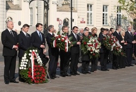 Wieńce przed Pałacem Prezydenckim