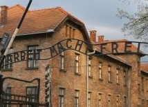 Ambasador Izraela dziękuje  za odzyskanie napisu z Auschwitz