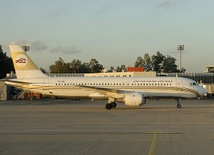 Samolot na lotnisku w Trypolisie