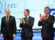 Premier Donald Tusk (C), minister Skarbu Państwa Aleksander Grad (P) i prezes Zarządu PZU Andrzej Klesyk (L)