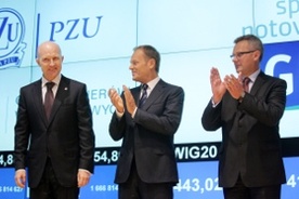 Premier Donald Tusk (C), minister Skarbu Państwa Aleksander Grad (P) i prezes Zarządu PZU Andrzej Klesyk (L)