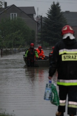 Strażacy dostarczają wodę pitną do odciętych przez powódź gospodarstw domowych