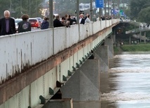 Strażacy zabezpieczają wały