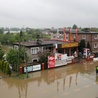 Komisarz UE przyleciał do Polski, ogląda zniszczenia po powodzi