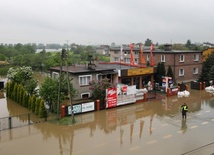 Komisarz UE przyleciał do Polski, ogląda zniszczenia po powodzi