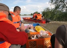Sandomierz: Pomagają powodzianom