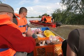 Sandomierz: Pomagają powodzianom