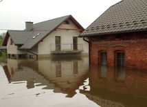 Służby sanitarne dezynfekują wodociągi