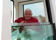 Papież wspiera powodzian