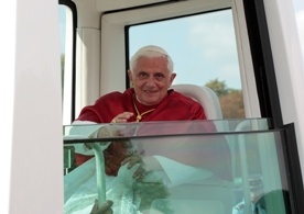 Papież wspiera powodzian