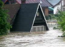 Poprad zniszczył most kolejowy