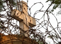 Krzyż opleciony drutem kolczastym w Wietnamie