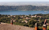 Castel Gandolfo patrzy w niebo