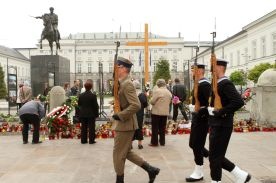 We wtorek krzyż  trafi do kościoła