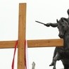 PiS: Krzyż do czasu budowy pomnika