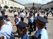Krzyż zostaje przed Pałacem