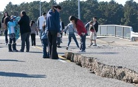 Ranni i zniszczenia po trzęsieniu ziemi