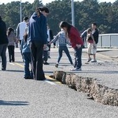 Ranni i zniszczenia po trzęsieniu ziemi