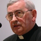 Bp Pieronek: Kocham o. Rydzyka