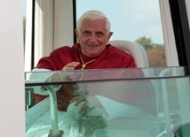 Benedykt XVI wraca do Rzymu