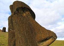 Rapa Nui - ludzie wśród posągów